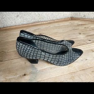 WANTED!! I’m searching for these thierry mugler shoes/pumps to buy!